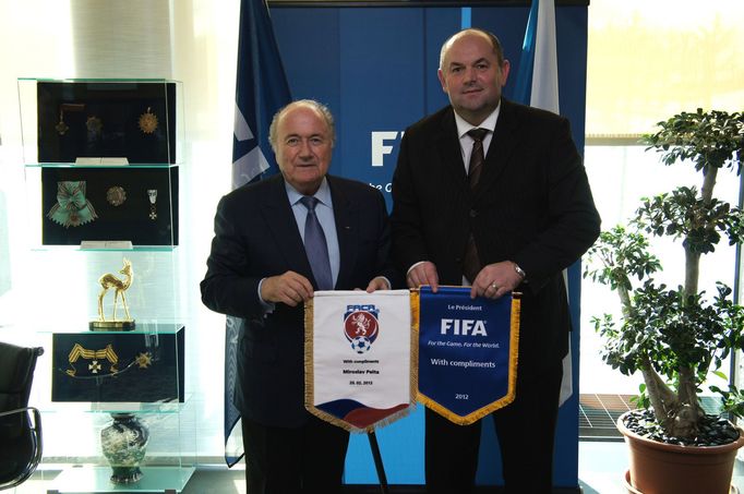 Sepp Blatter, šéf FIFA, a Miroslav Pelta, předseda FAČR