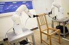 Podívejte se na další úspěch umělé inteligence. Robot sestavil židli z řetězce Ikea
