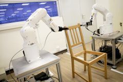 Podívejte se na další úspěch umělé inteligence. Robot sestavil židli z řetězce Ikea