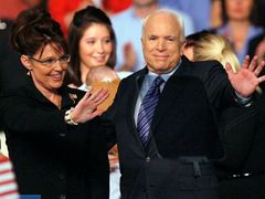 Republikánský tandem do voleb: Kandidát na prezidenta John McCain a jím vybraná viceprezidentka Sarah Palinová.