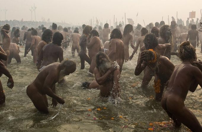 Naga sadhus, or Hindu holymen, attend the first 'Shahi Snan' (grand bath) at the ongoing "Kumbh Mela", or Pitcher Festival, in the northern Indian city of Allahabad January 14, 2013. During the festival, Hindus take part in a religious gathering on the banks of the river Ganges. "Kumbh Mela" will return again to Allahabad in 12 years. REUTERS/Ahmad Masood (INDIA - Tags: RELIGION SOCIETY) TEMPLATE OUT Published: Led. 14, 2013, 7:28 dop.