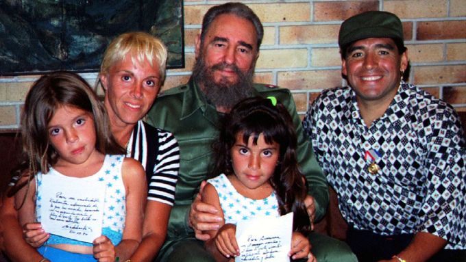 Diego Maradona s tehdejší manželkou Claudií Villafaneovou a jejich dvěma dětmi při návštěvě kubánského vůdce Fidela Castra v roce 1994