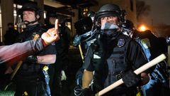 USA policie protesty gesto