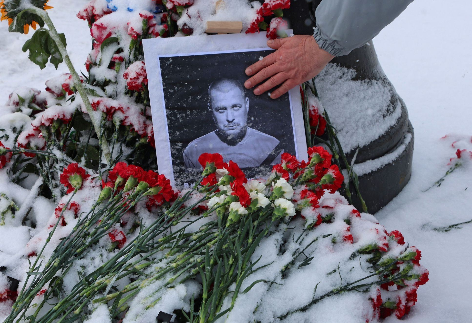 Fotografie Maxima Fomina alias Vladlena Tatarského před kavárnou v Petrohradě, kde zahynul.