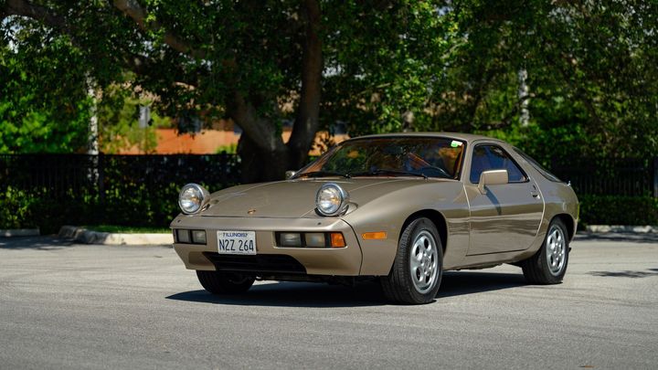 Tom Cruise se v něm učil řadit. Do aukce jde Porsche 928 se vzácnou šaltpákou
