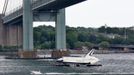 The Space Shuttle Enterprise passes under the Verrazano Narrows Bridge on a barge, to dock at Weeks Marine in Port Elizabeth, New Jersey, for a four-day journey to the Intrepid Sea, Air & Space Museum in New York June 3, 2012. REUTERS/Eduardo Munoz (UNITED STATES - Tags: SCIENCE TECHNOLOGY TRANSPORT TRAVEL) CITYSPACE) Published: Čer. 3, 2012, 11:53 odp.