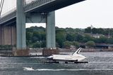 Nákladní člun podplouvá most Verrazano Narrows stojící v oblasti New Jersey.