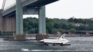 Nákladní člun podplouvá most Verrazano Narrows stojící v oblasti New Jersey.