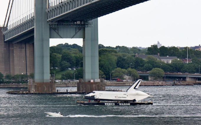 The Space Shuttle Enterprise passes under the Verrazano Narrows Bridge on a barge, to dock at Weeks Marine in Port Elizabeth, New Jersey, for a four-day journey to the Intrepid Sea, Air & Space Museum in New York June 3, 2012. REUTERS/Eduardo Munoz (UNITED STATES - Tags: SCIENCE TECHNOLOGY TRANSPORT TRAVEL) CITYSPACE) Published: Čer. 3, 2012, 11:53 odp.