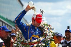 Stý ročník slavného Indianapolis 500 vyhrál senzačně nováček Rossi