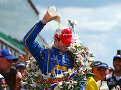 Alexander Rossi slaví triufm v Indy 500 s tradiční láhví mléka.