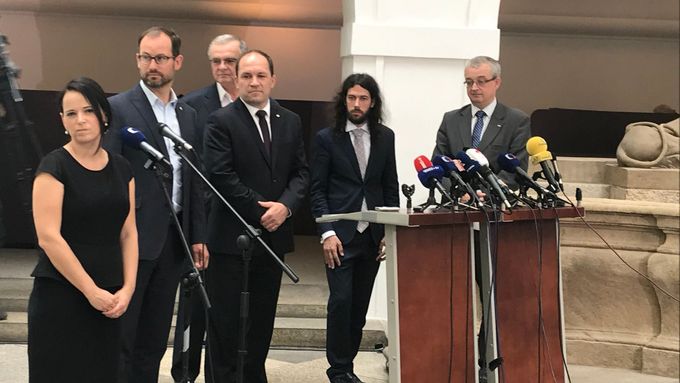 Opoziční poslanci oznamují podání stížnosti k Ústavnímu soudu v Brně.