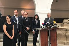 Zardousí malé církve, okrádají i zavražděné. Opozice chce zrušit zdanění restitucí