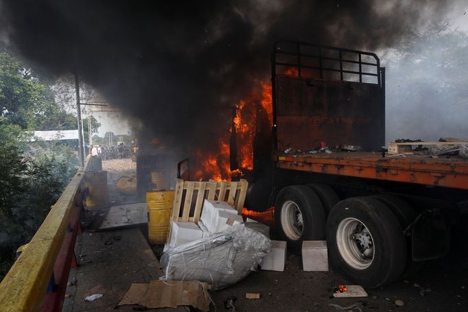 Nepokoje na venezuelských hranicích - jeden z vozů s humanitární pomocí začal hořet, snímek pochází z kolumbijského města Cúcuta