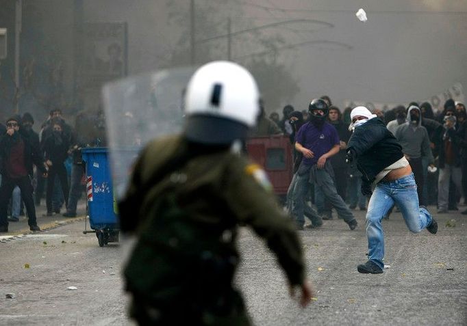 Zabijáci v uniformách, skandovali demonstranti. Někteří z prostestujících se ale nerozpakovali na policisty házet kameny a zápalné lahve.