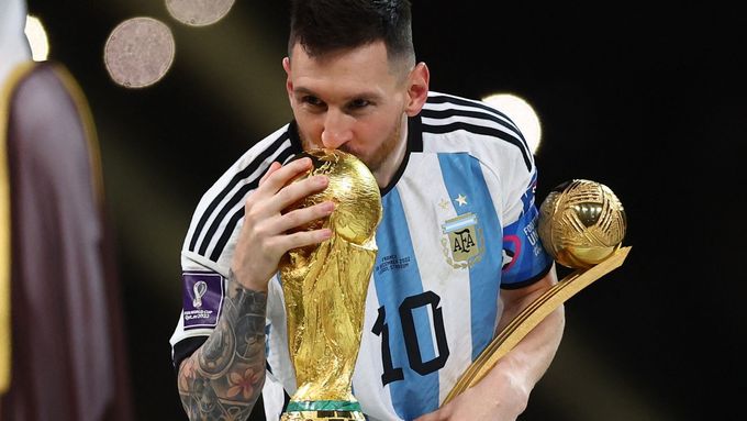 Lionel Messi s trofejí pro vítěze mistrovství světa