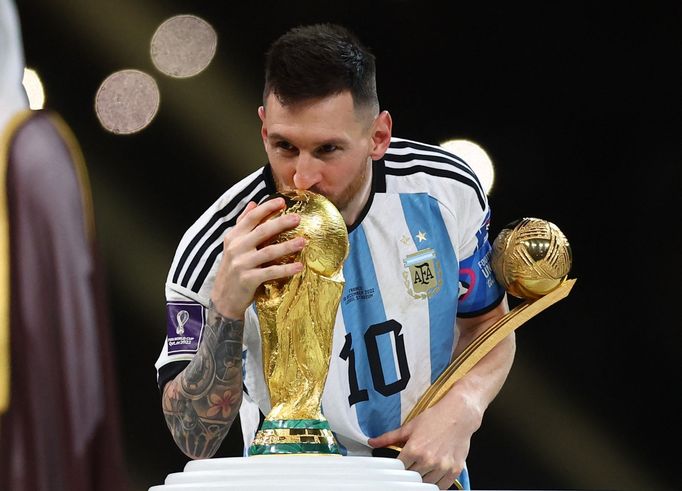 Lionel Messi s trofejí pro vítěze mistrovství světa