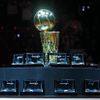Trofej pro vítěze NBA během zahajovacího utkání NBA 2012/13 mezi Miami Heat a Bostonem Celtics.