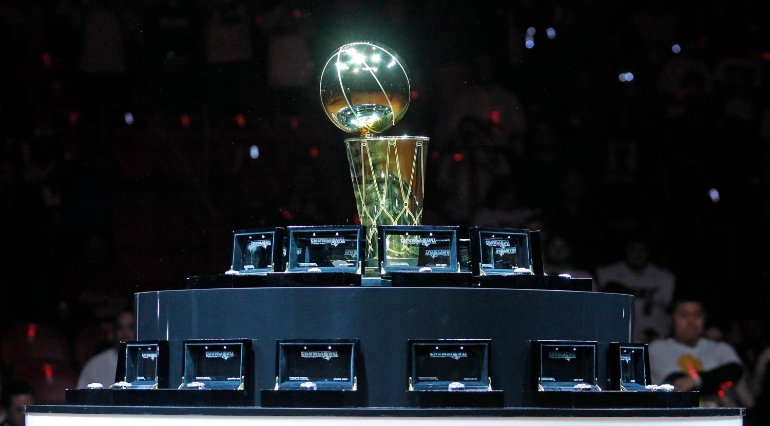 Trofej pro vítěze NBA během zahajovacího utkání NBA 2012/13 mezi Miami Heat a Bostonem Celtics.