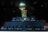 O trofej pro vítěze NBA letos usilují hráči Golden State, jejichž tým nebyl ve finále NBA 40 let, a Clevelandu.