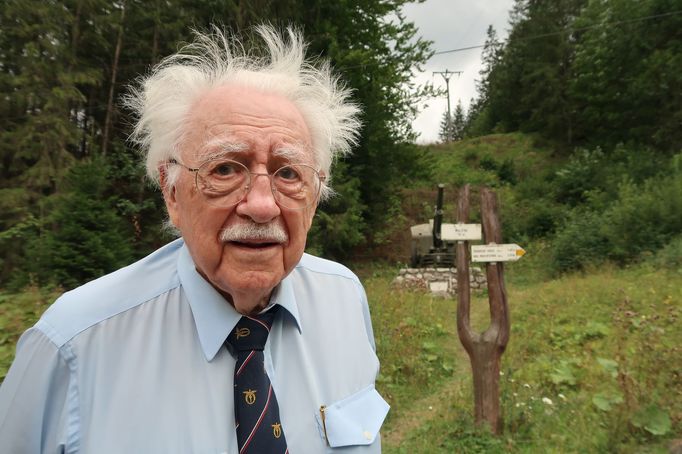 Václav Chadim ve Svidovské dolině. Nedaleký úkryt zavražděných příbuzných navštívil již krátce po válce.
