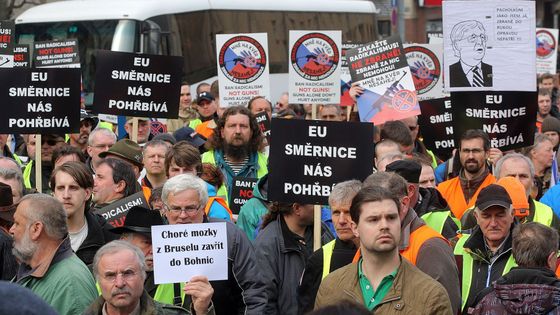 Fotoblog: V Praze vyrostl posed. Příznivci poloautomatické střelby protestovali proti směrnici EU