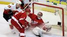 Detroitský brankář Dominik Hašek kryje jeden z pokusů hráčů Calgary.