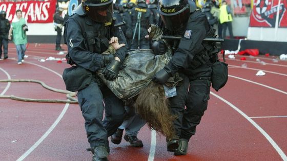 Z historie derby pražských S: Fanoušci, policie, násilí