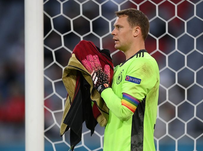 Manuel Neuer s duhovou páskou v zápase s Portugalskem