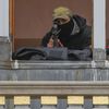Odstřelovač belgických speciálních sil hlídá z balkónu hlavní bruselské náměstí.