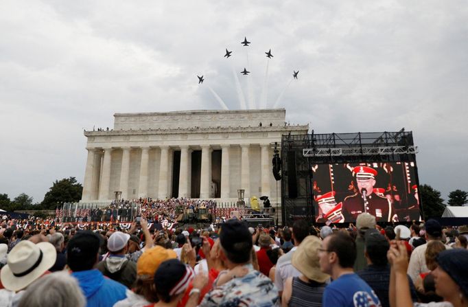 Za uspořádání vojenské přehlídky dne nezávislosti si americký prezident Donald Trump vysloužil také kritiku.