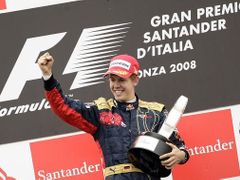 Itálie - Sebastian Vettel z Toro Rosso se raduje z premiérového triumfu v kariéře, jehož dosáhl v Monze