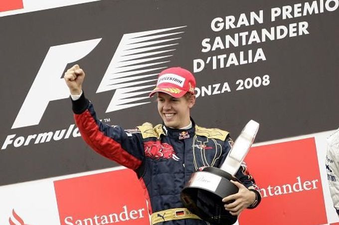 Itálie - Sebastian Vettel z Toro Rosso se raduje z premiérového triumfu v kariéře, jehož dosáhl v Monze