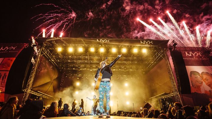 Majáles 2019 obrazem: Kapely hrály i během průvodu Prahou, festival uzavřeli Kryštof