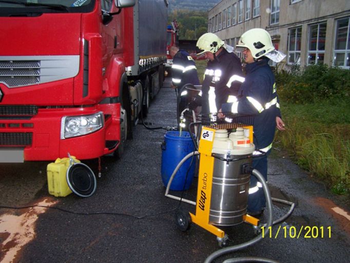 Hasičská jednotka Karlovarského kraje likviduje škody.