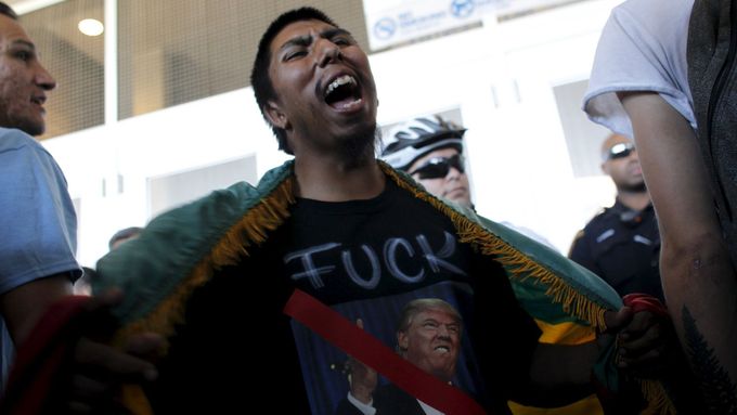 Z Trumpova mítinku byl vyveden demonstran
