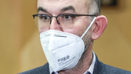 Blatný: Index rizika epidemie se snižuje, zákaz vycházení až od 11, Česko rozvolňuje