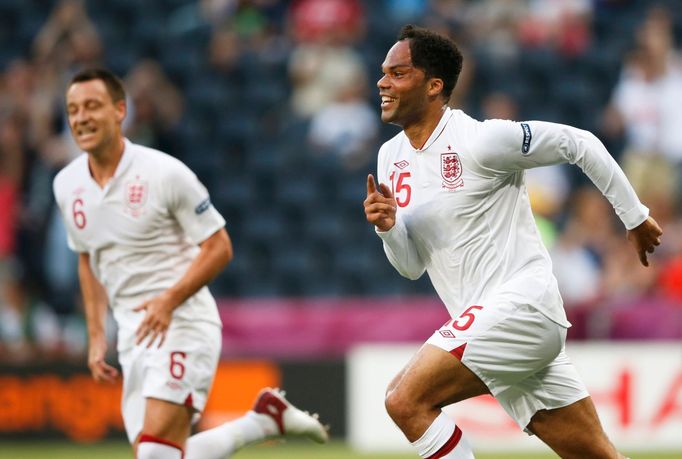 John Terry a Joleon Lescott se radují z gólu na 1:0 pro Anglii během utkání Francie - Anglie v základní skupině D na Euru 2012.