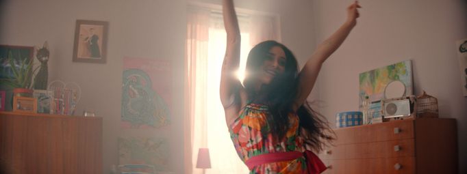 Anna Šulcová jako Tina.