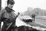 Varšava, 22. prosince 1981. Polská lidová armáda převzala během stanného práva plně vládu nad zemí. Vojáci kontrolují auto na kontrolním stanovišti u vjezdu na Poniatowskeho most.