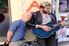 Video: Mladík zpíval na ulici, přidal se slavný zpěvák