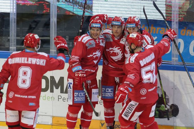 3. kolo hokejové Tipsport extraligy, HC Sparta Praha - HC Oceláři Třinec: Třinečtí hokejisté se radují z gólu na 2:0.