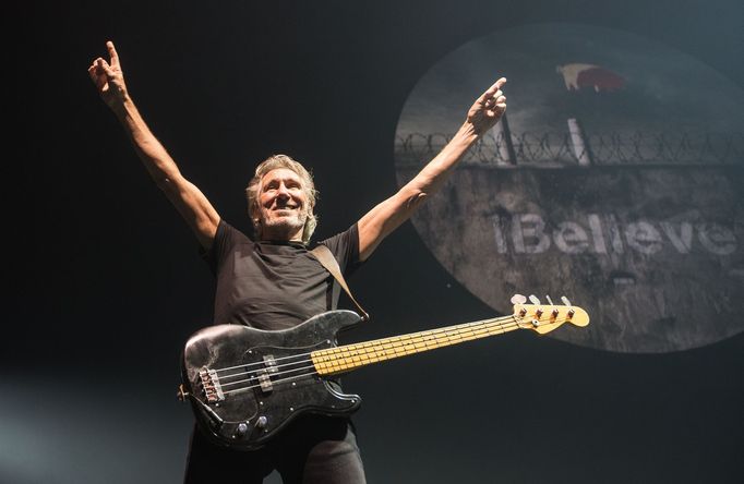 Roger Waters při vystoupení v pražské O2 areně v srpnu 2013.