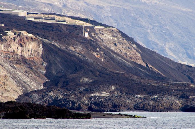 Záběr z fotoreportáže ukazující ostrov La Palma, který patří do souostroví Kanárské ostrovy, rok po erupci sopky Cumbre Vieja.