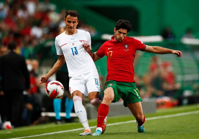 Aleš Matějů a Goncalo Guedes v zápase Ligy národů Portugalsko - Česko