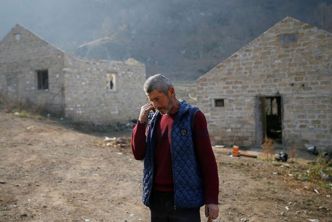 Etničtí Arménci opouští Náhorní Karabach, který připadne po bojích Ázerbájdžánu.