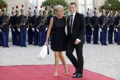 Macron chce, aby měla jeho manželka vlastní rozpočet, Francouzi protestují peticí