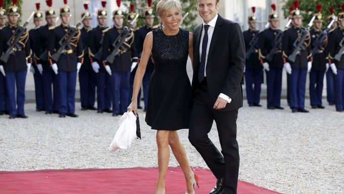 Emmanuel Macron s manželkou Brigitte.