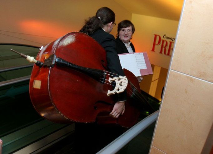 Před projekcí zahrál v sále Okamžitý filmový orchestr Varhana Orchestroviče Bauera. Pak muzikanti odjeli do sálu na recepci.