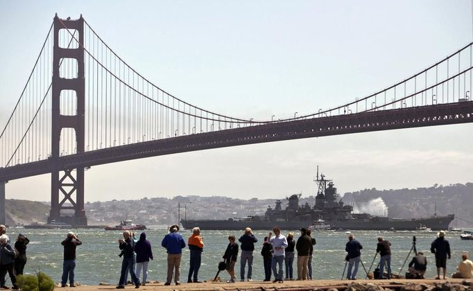 USS Iowa passes under the Golden Gate Bridge en route from Richmond, California to Los Angeles May 26, 2012. The Iowa, which ferried the late President Franklin D. Roosevelt across the perilous Atlantic waters to a historic meeting with Winston Churchill and Josef Stalin in the dark days of World War Two, will have a permanent mooring in Los Angeles, where it will serve as a floating museum. REUTERS/Jana Asenbrennerova (UNITED STATES - Tags: MILITARY MARITIME) Published: Kvě. 27, 2012, 1:27 dop.